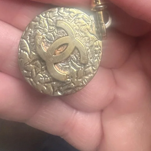 AUTH. VINTAGE CHANEL Gold and Black Chain Belt with Logo Coin - Picture 8 of 9